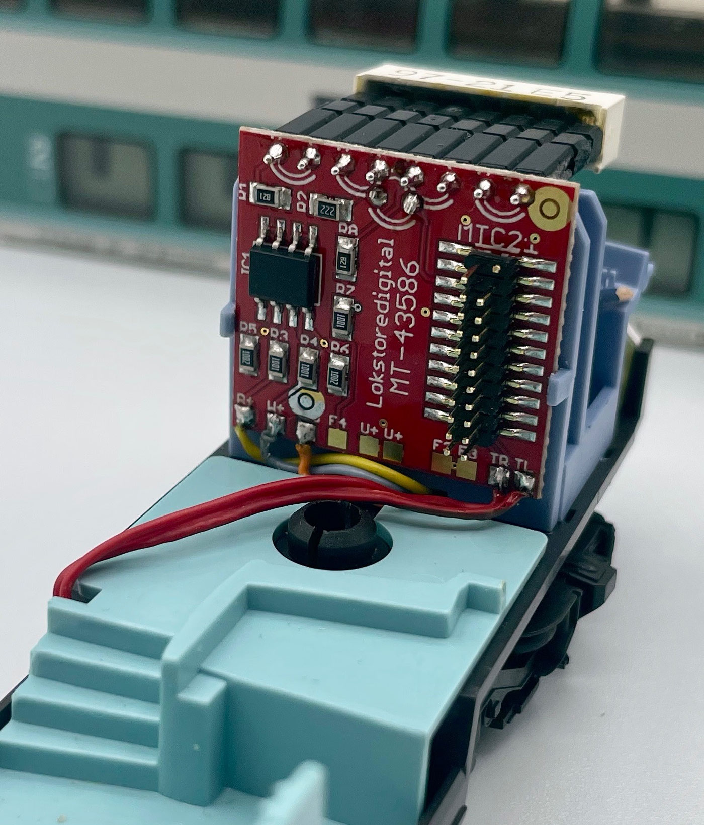 MT-43586 V2 double-deck driving trailer — Installing the MT-43856 V2 adapter board